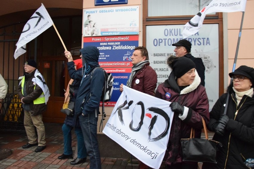 Protest KOD przed sądem w Suwałkach