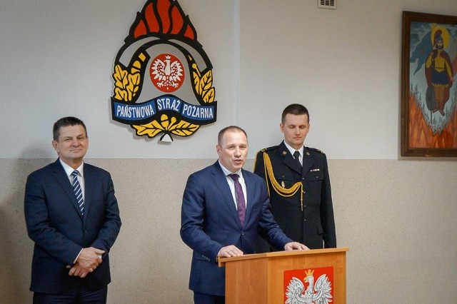 Pawłowi Sokołowi (z prawej) gratulowali: burmistrz Artur Ludew (w środku) i starosta powiatu Włodzimierz Górlicki.