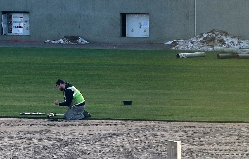 Nowa trawa rozkładana jest już na stadionie Pogoni Szczecin