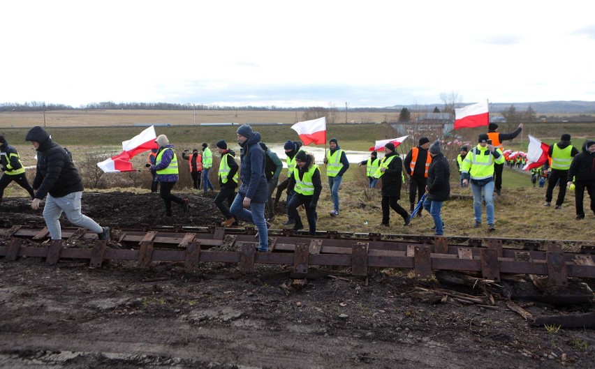W Medyce rolnicy starli się z policją. Protestujący szturmowali wagony z ukraińską kukurydzą [ZDJĘCIA, WIDEO]