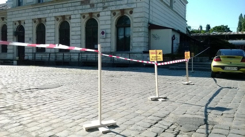Zamknęli darmowy parking przy Dworcu Świebodzkim. Na jak długo? (ZDJĘCIA)