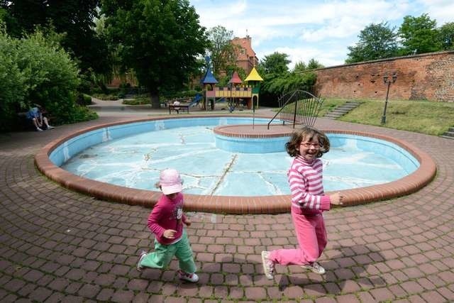 Obecnie w Piernikowym Miasteczku niecka fontanny, przeważnie sucha, służy dzieciom do zabawy. Niezapomnianych wrażeń dostarcza wizyta w pobliskich sanitariatach 