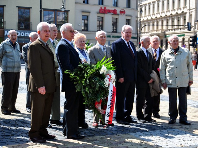 Inwalidzi wojenni złożyli kwiaty na pl. Litewskim