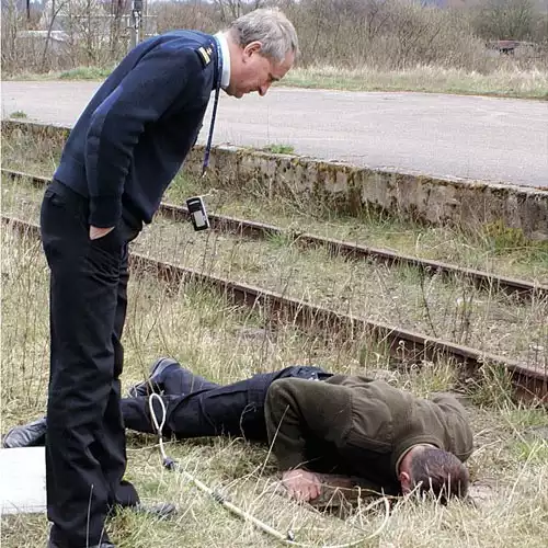 Jerzy Harłacz próbuje wyciągnąć zwierzę ze studzienki. Obok Maciej Kurowski obmyśla projekt budowy drabinki.