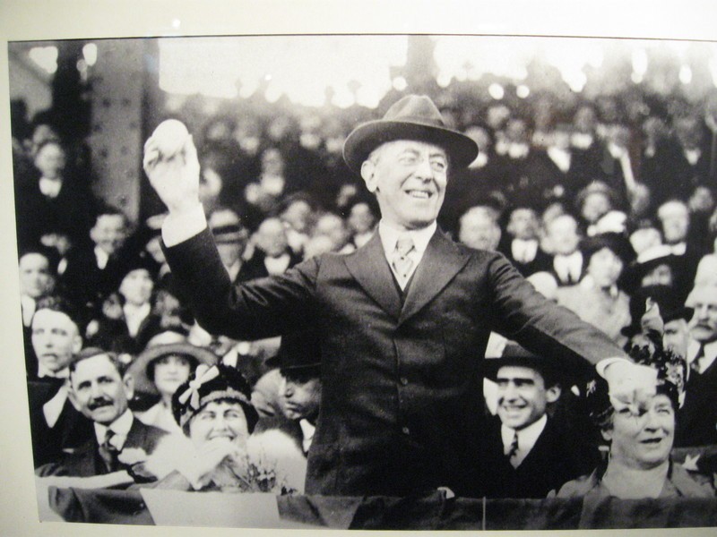 Prezydent Woodrow Wilson rzuca pierwszą piłkę podczas meczu...