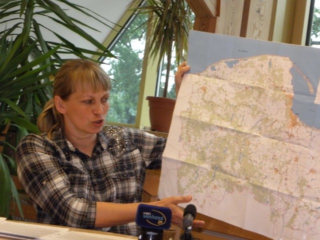 Beata Burda pokazuje mapę z naniesionymi przystaniami kajakowymi
