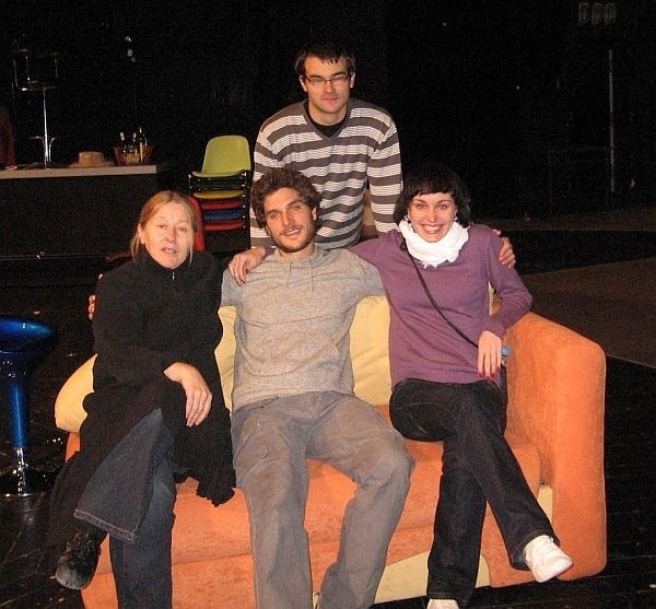 Ta kanapa to niewielki element scenografii: Máté Szabó, Marta Marianna Gortych, Danuta Dolecka i Maciej Sagata.
