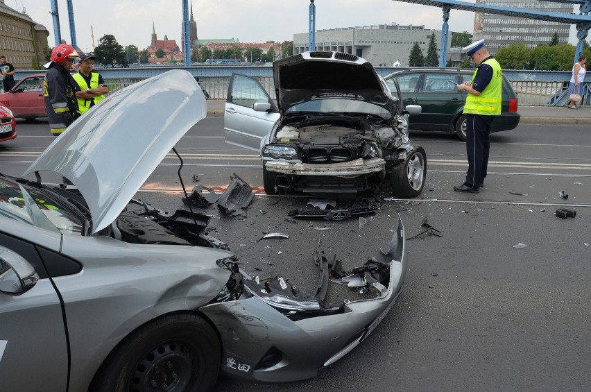 Wypadek na moście Grunwaldzkim. Czołowe zderzenie toyoty i BMW. Korki! (ZDJĘCIA)