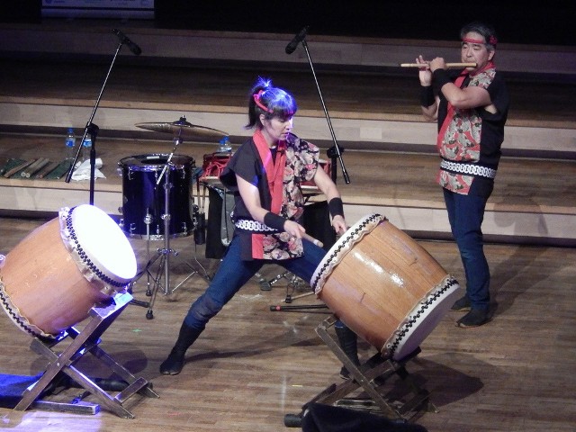 Kanadyjczycy pokazali perkusyjne widowisko z wykorzystaniem tradycyjnych japońskich bębnów i strojów.