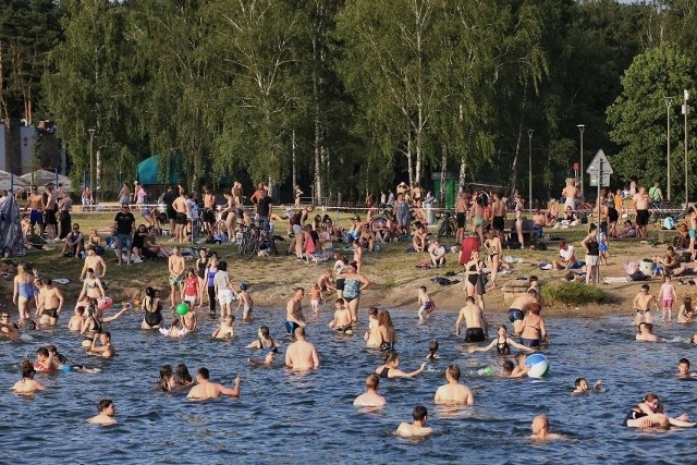 Drugie z kąpielisk nad Jeziorem Kierskim - Kiekrz przy ul. Ks. E. Nawrota - działa bez zmian. Od środy 26 lipca można się również kąpać nad Rusałką.