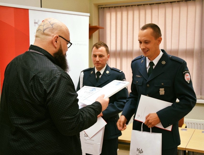 Ratownicy medyczni z Przemyśla podziękowali celnikom za uratowanie człowieka na pieszym przejściu granicznym w Medyce