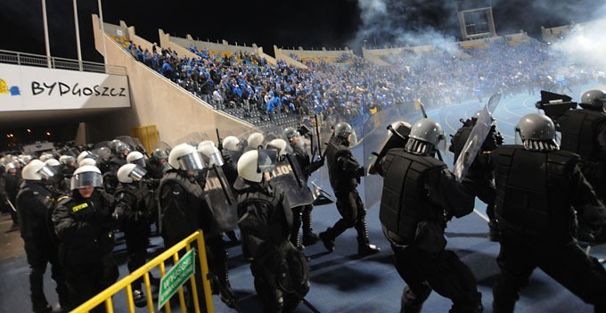 [nowe zdjęcia] Lech Poznań - Legia Warszawa. Mecz i demolka