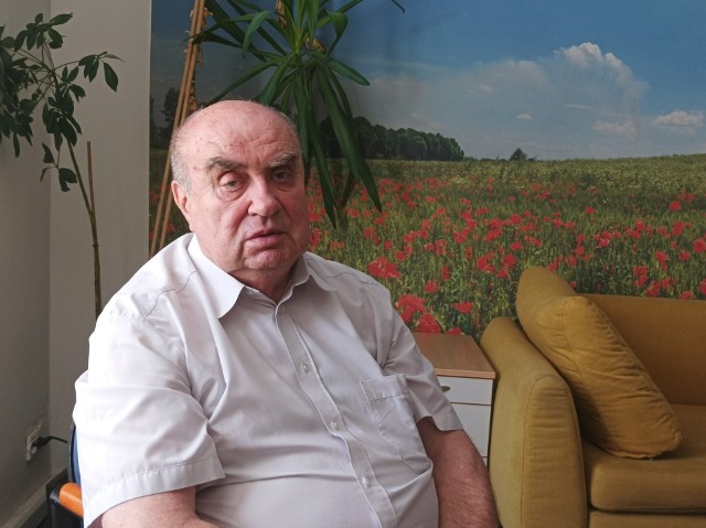 Bogusław Adamski podczas wizyty w redakcji Dziennika Łódzkiego. Za swą działalność jubilat powinien zostać obsypany morzem kwiatów
