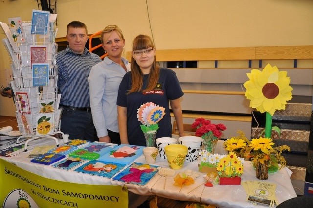 Swoje rękodzieło na &#8222;Koperacji" promował Środowiskowy Dom Samopomocy w Sowczycach. Na zdjęciu od lewej: Paweł Gladis, Aneta Lubojańska-Miozga, Justyna Wiktorek.