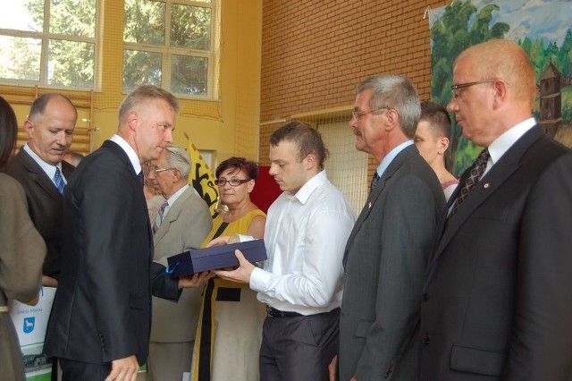 Statuetkę im. króla Władysława Jagiełły odbiera Adrian Zieliński, mistrz olimpijski w podnoszeniu ciężarów.  Wręcza ją złotemu medaliście Leszek Klesiński, burmistrz Mroczy.