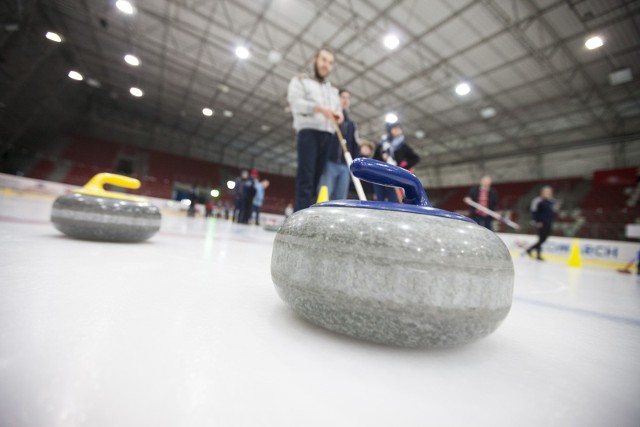 Curling to wbrew pozorom bardzo emocjonujący sport, który może być świetną zabawą i dla dorosłych, i dla dzieci