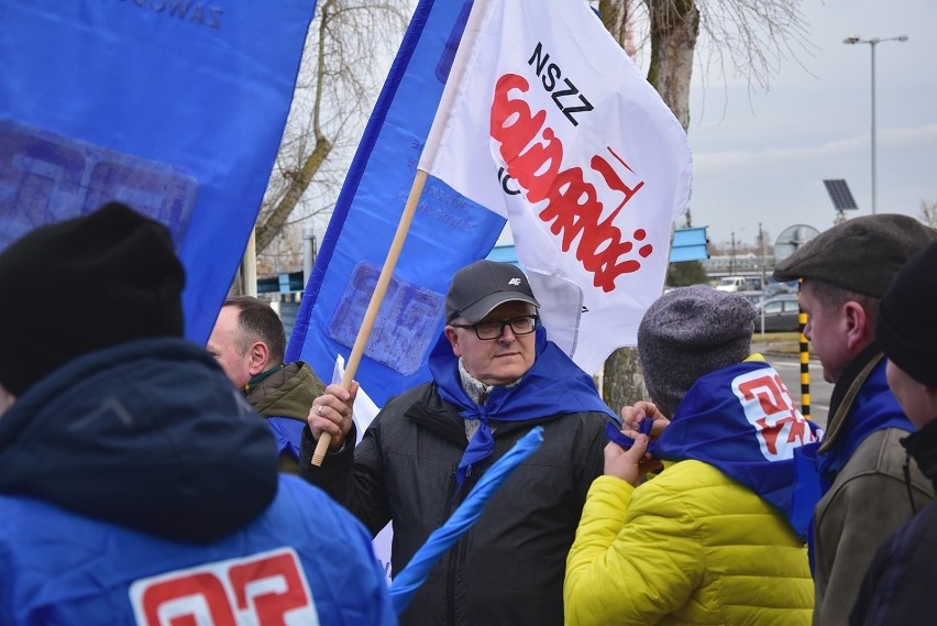 Protest pod zakładem IP Kwidzyn. Związkowcy domagają się podwyżek. Przed bramą zgromadziło się ok 400 osób [ZDJĘCIA]