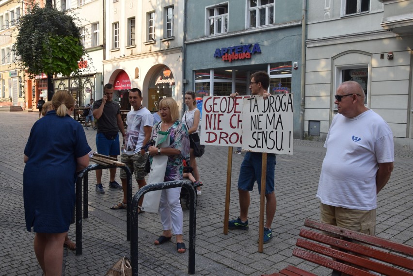 Protest przed ratuszem w sprawie budowy drogi przy Geodetów...