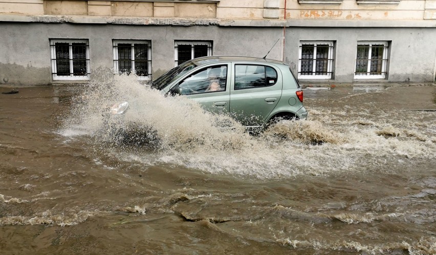 Po burzy woda zalała kilka ulic w Przemyślu [ZDJĘCIA]