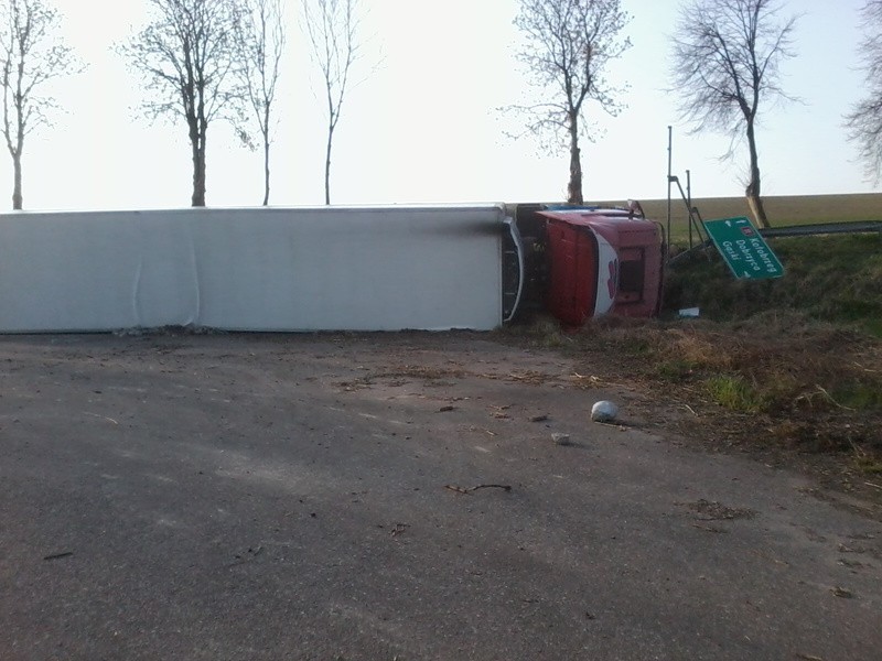Wypadek w Borkowicach - tir wypadl z drogi.