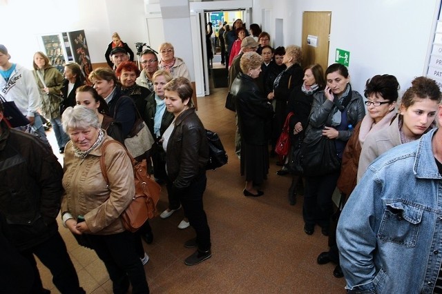 Kolejka w przychodni szpitala przy ul. Unii Lubelskiej ciągnęła się przez kilkanaście metrów. Niektórzy, aby dostać się do okienka z rejestracją, czekali nawet ponad trzy godziny.