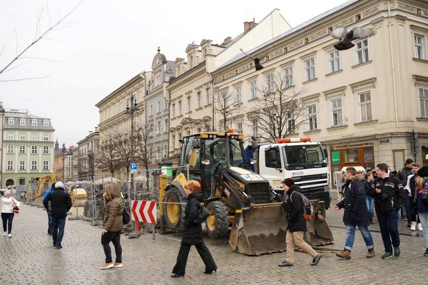 Kraków. Rozpoczął się remont Rynku Głównego [ZDJĘCIA]