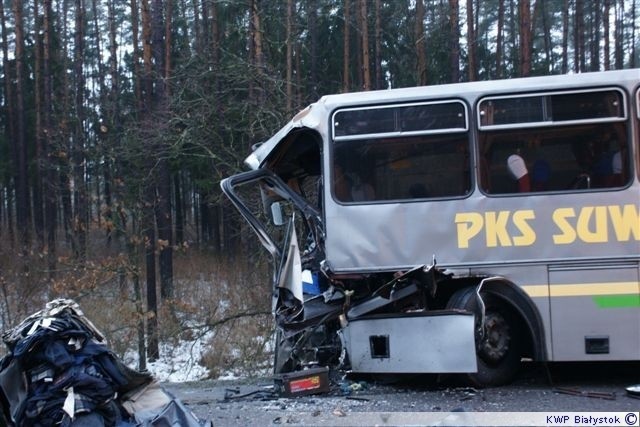 Nie przeżył także kierowca autobusa.