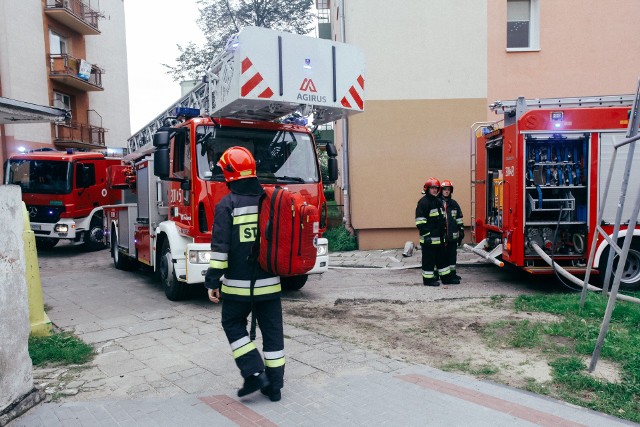 Ulica Kasztanowa jest nieprzejezdna po pożarze w bloku. Trwa akcja strażaków