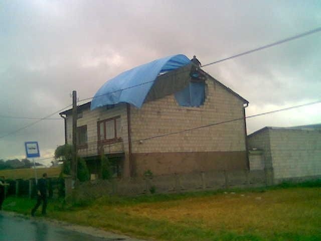 Zerwany dach z domy we wsi Rzepin Pierwszy w gminie Pawłów