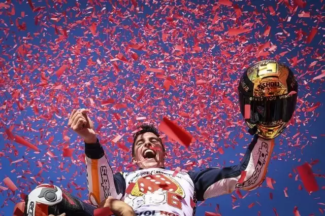 Finiszując na trzeciej pozycji w niedzielnym wyścigu o Grand Prix Walencji, Marc Marquez z ekipy Repsol Honda przypieczętował swój czwarty w karierze tytuł motocyklowego mistrza świata klasy MotoGP. Ostatnie zmagania sezonu wygrał jego zespołowy kolega, Dani Pedrosa, a Honda zapewniła sobie tzw. „potrójną koronę”; tytuły w klasyfikacji zawodników, zespołów i producentów.Fot. Honda