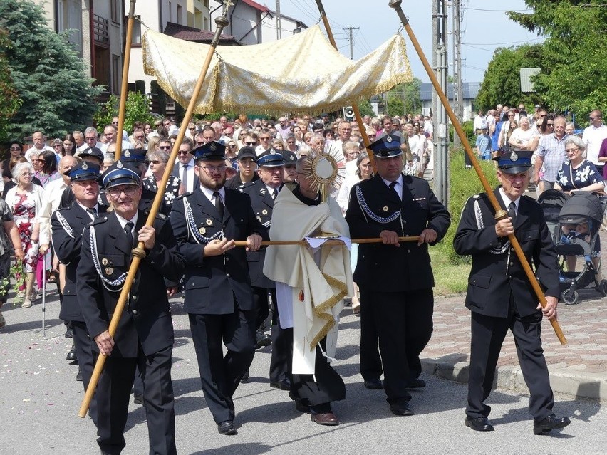 Tłumy na procesji Bożego Ciała w parafii Chrystusa Odkupiciela w Końskich. Zobaczcie zdjęcia