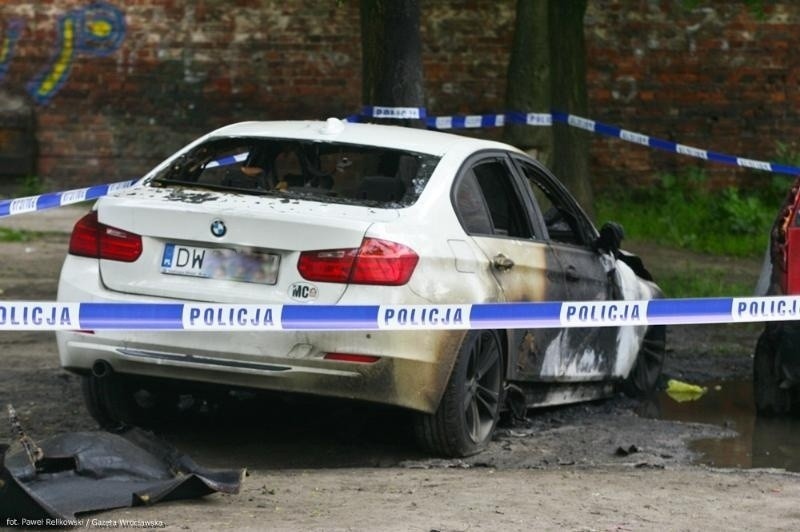 Wrocław: Przy Jedności Narodowej płonęły trzy samochody. Mieszkańcy przerażeni (ZDJĘCIA)