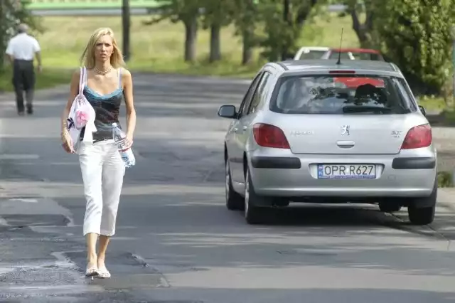 Monika Witelus, chodząc ul. Krapkowicką, zawsze się rozgląda, czy nie potrąci jej jakiś samochód. - Bez chodnika jest tu bardzo niebezpiecznie - mówi.
