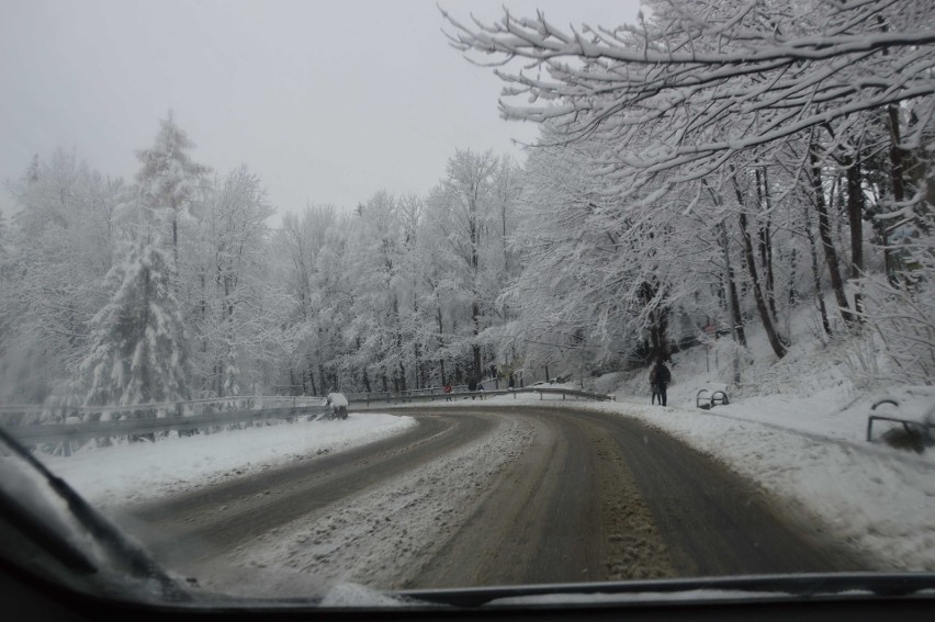 Zima w Zakopanem. Uwaga na trudne warunki na drogach [ZDJĘCIA]