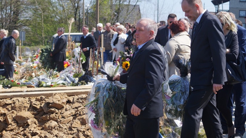 Cisza we łzach. Pogrzeb Norberta Małolepszego, radnego PiS z...