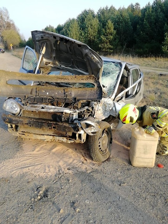 We wtorkowe popołudnie na ulicy Piaskowej w Złocieńcu doszło do wypadku. Samochód osobowy marki Opel uderzył w drzewo. W wyniku zdarzenia trzy osoby zostały poszkodowane, dwie z nich zostały przetransportowane do szpitala.Zobacz także Wypadek na ulicy Gnieźnieńskiej w Koszalinie