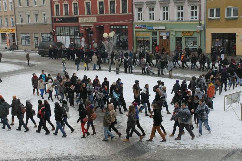 Brzeg: Maturzyści zatańczyli poloneza pod gołym ni...