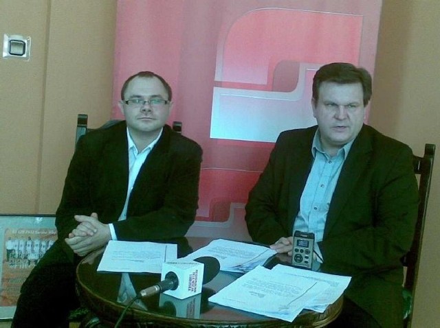 Konferencja prasowa posła SLD Bogusława Wontora. Obok doradca medialny Daniel Sawicki.