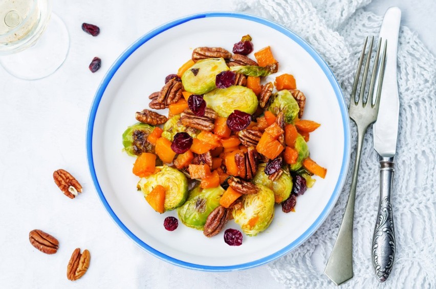 Sałatka pieczonej dyni i brukselki z orzechami pecan i...