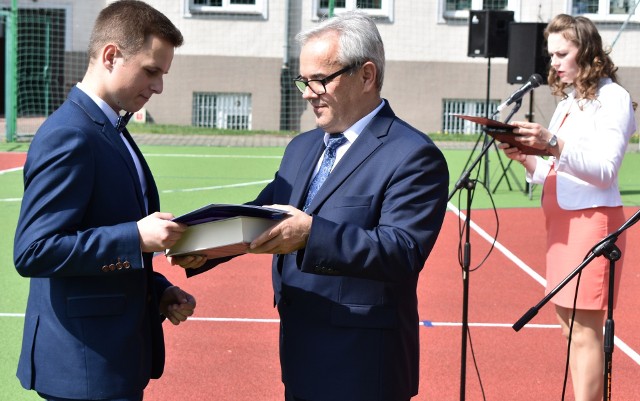 Nagrody wyróżniającym się absolwentom buskiego "Mechanika" wręczał dyrektor szkoły Sylwester Pałka.