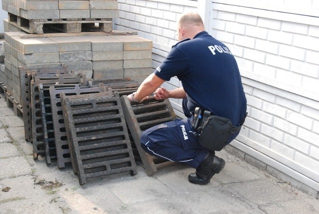 41-latek usłyszał zarzuty kradzieży. Policjanci udowodnili mu, że na terenie powiatu rawickiego skradł 60 sztuk takich kratek o łącznej wartości ponad 28 tysięcy złotych.