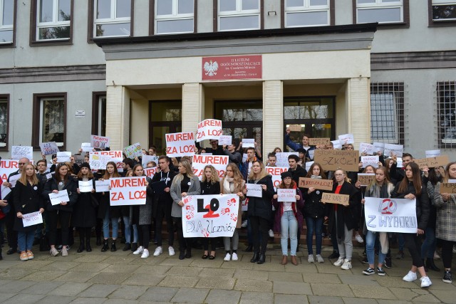 Protest uczniów przed II Liceum Ogólnokształcącym w Jaworznie