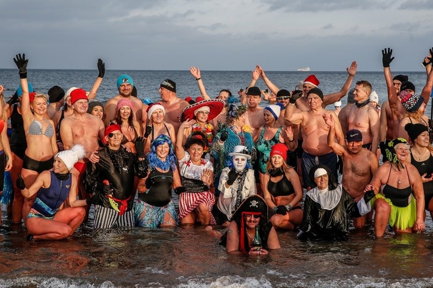 Morsy na plaży w Jelitkowie.  Kąpiel noworoczna 1 stycznia...