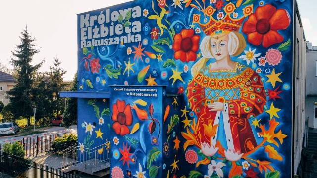 Mural na SP w Niepołomicach - Podgrabiu przedstawia królową Elżbietę Rakuszankę. Malowidło odsłonięto bardzo uroczyście, z udziałem m.in. szkolnej społeczności i samorządowców