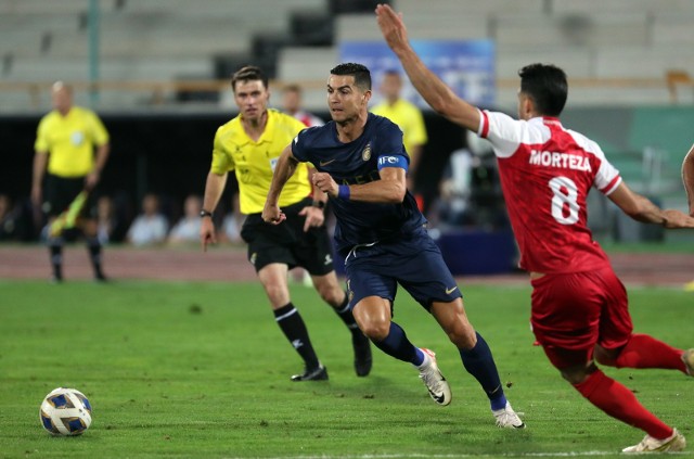 Cristiano Ronaldo mija Mortezę Pouraligandżiego w meczu Azjatyckiej Ligi Mistrzów Persepolis – Al Nasr Rijad w Teheranie