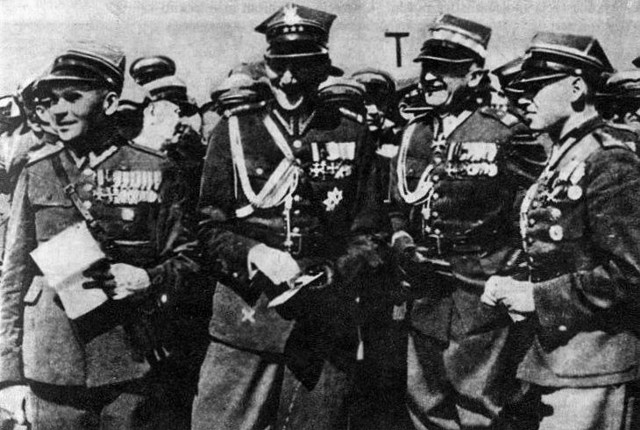 Bolesław Wieniawa-Długoszowski (drugi od prawej) obok Józefa Becka podczas spotkania legionistów w Krakowie, lata 30.