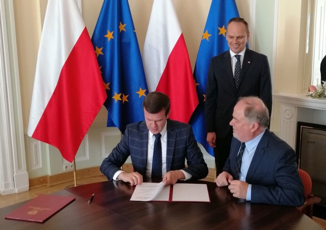 Od lewej minister Witold Bańka i starosta Janusz Zarzeczny, stoi wiceminister Rafał Weber