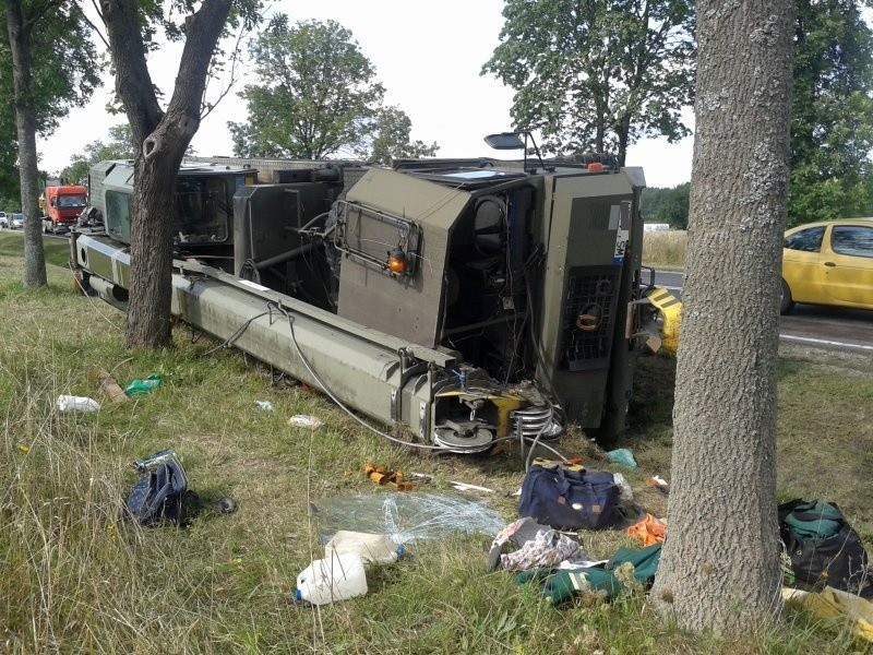 Zabłudów: Dźwig wpadł do rowu. Kierowca nie chciał wypadku z osobówką (zdjęcia, wideo)