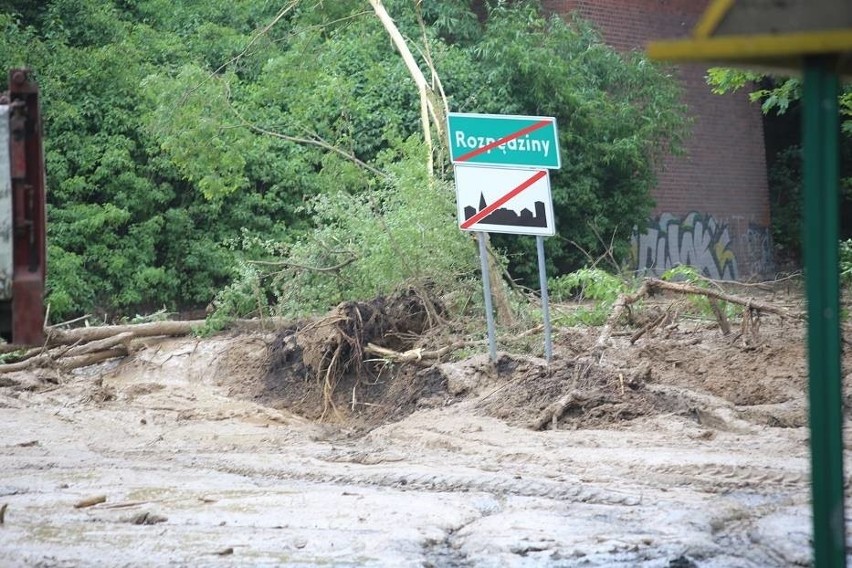 Awaria w Rozpędzinach 22.06.2020. Osunął się nasyp kolejowy. Droga Kwidzyn - Sadlinki nieprzejezdna. Wstrzymany ruch pociągów