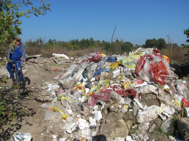 Część mieszkańców Żarek, Suliszowic i Kotowic wciąż czeka na odbiór odpadów ze swoich posesji.